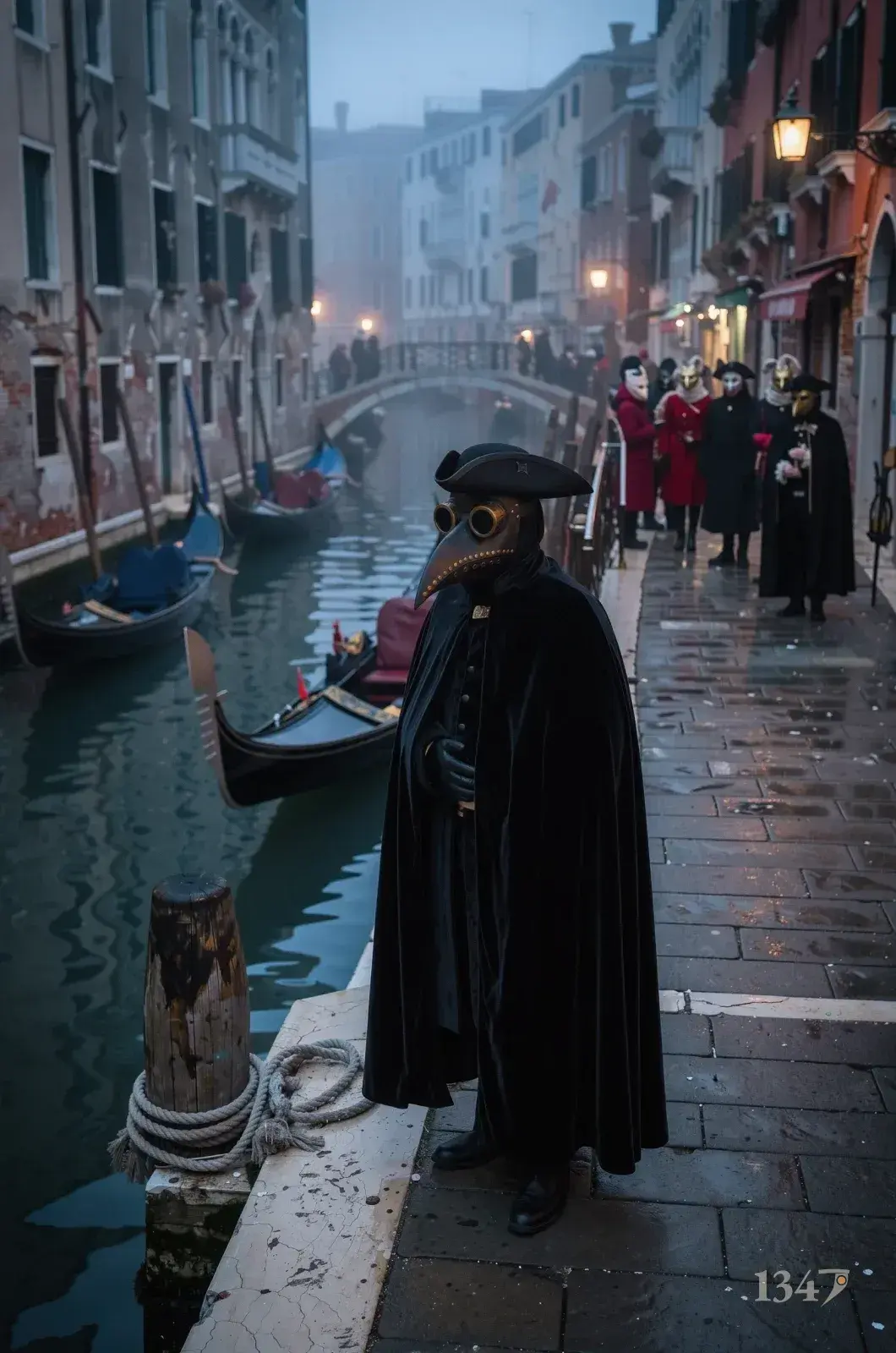 Le masque noir et laiton porté avec une cape et un tricorne, au bord d’un canal de Venise.