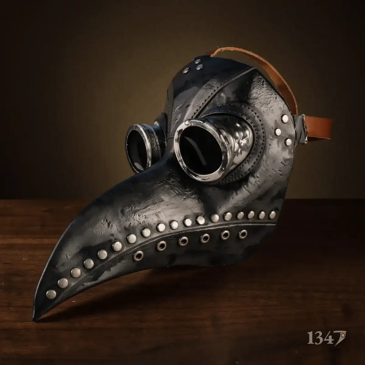 Masque noir, de trois quarts