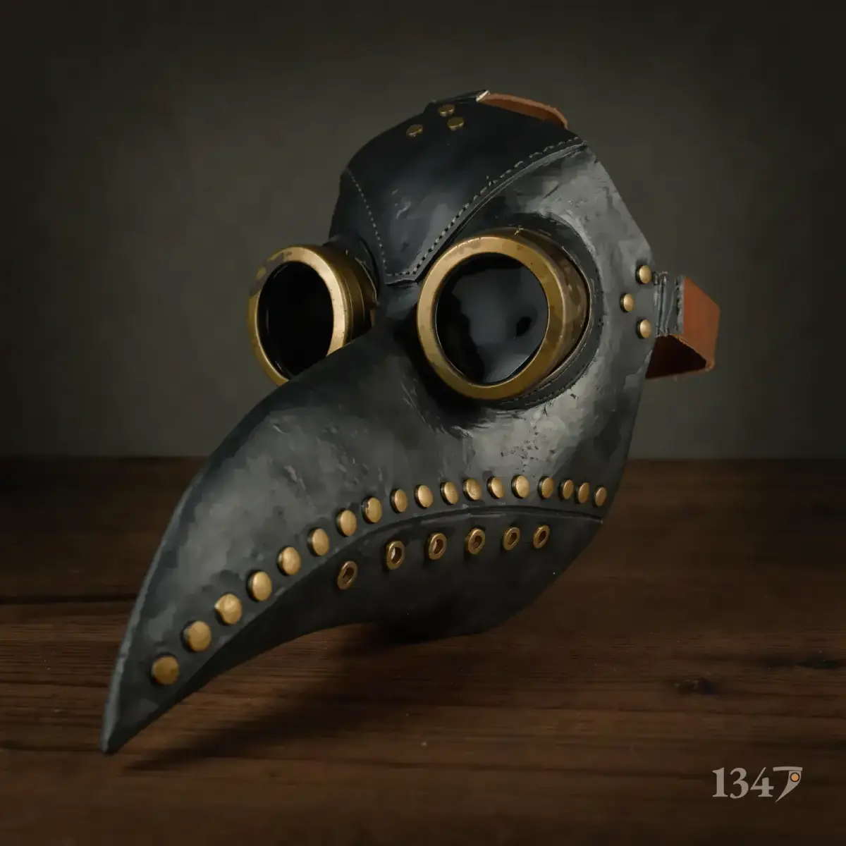 Masque noir et laiton, de trois quarts