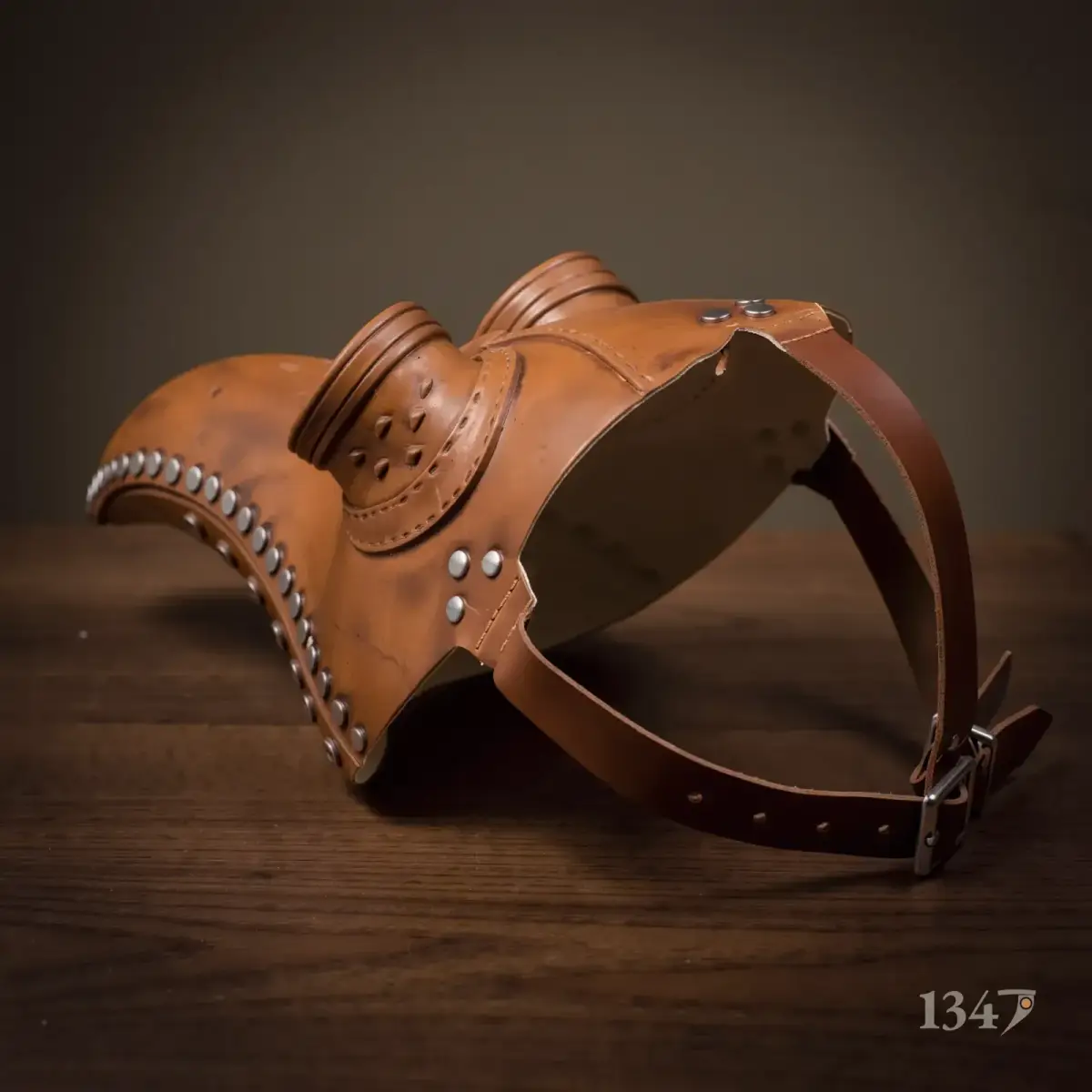 Dos du masque marron, sangle et boucle