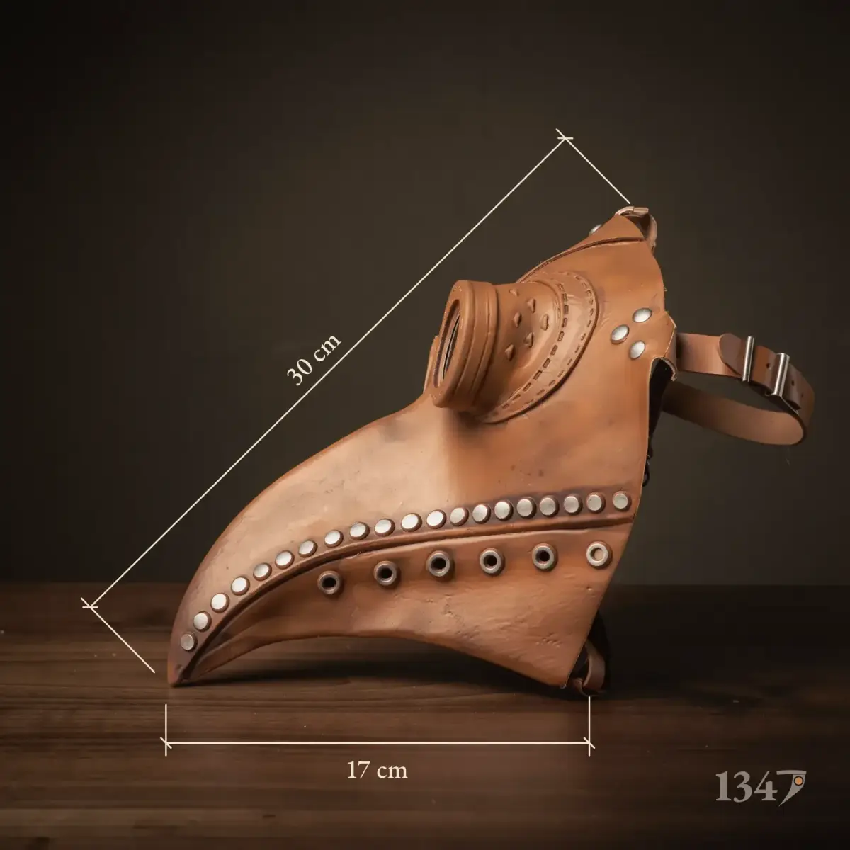 Masque marron de profil, 30 cm de la pointe du bec au haut de l’arrière et 17 cm de bord inférieur